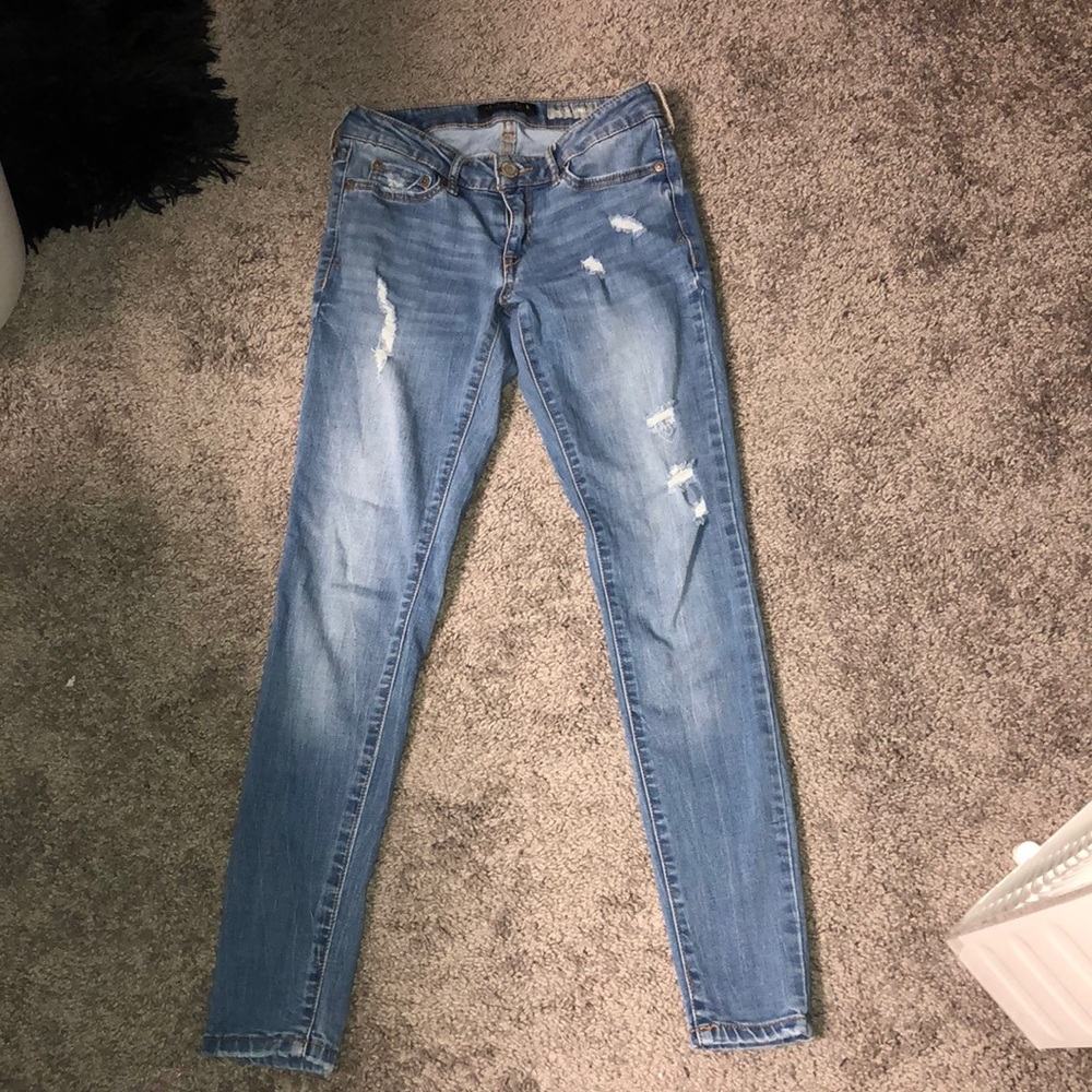 Ripped skinny jeans!💙